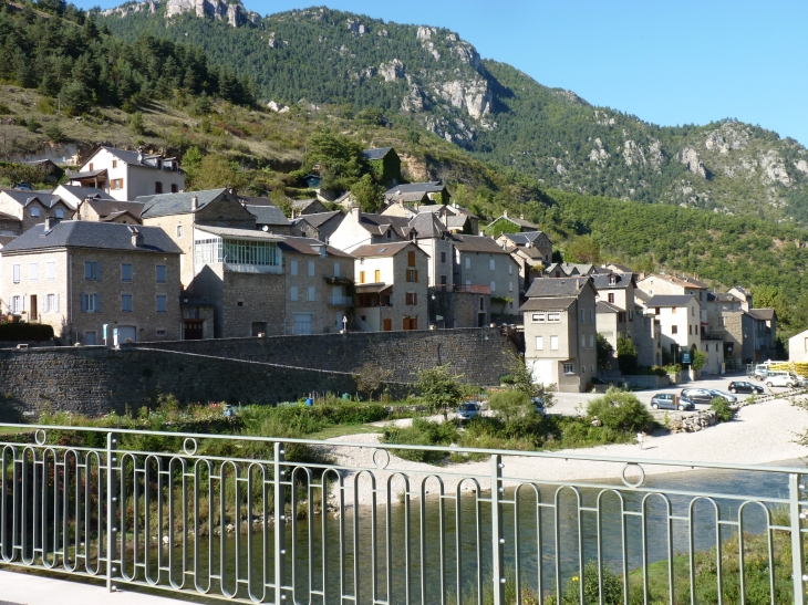 Le village vu du pont  Crédit : André Pommiès - Les Vignes