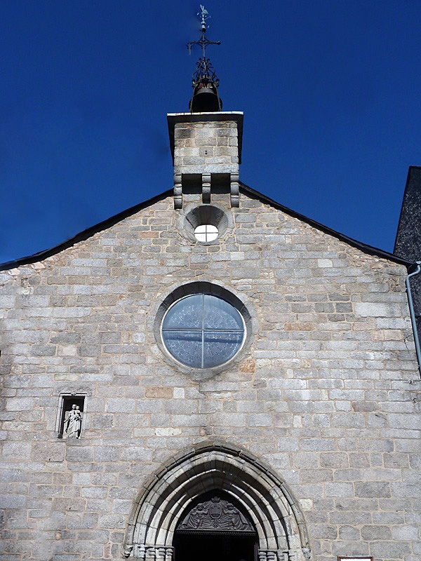 La façade de l'église - Saint-Chély-d'Apcher