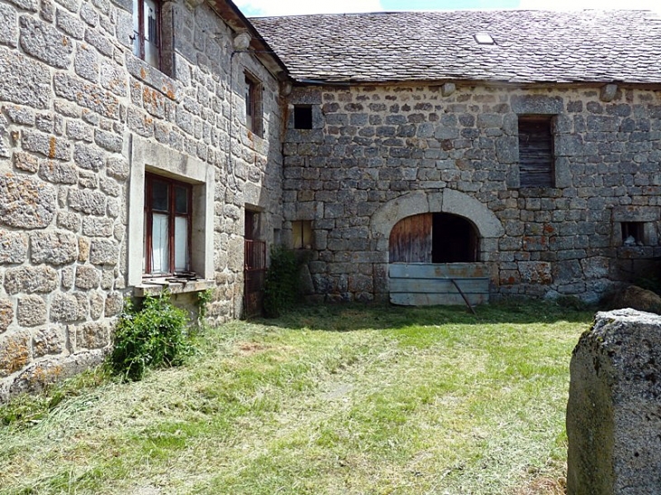 Cour de ferme - Saint-Laurent-de-Veyrès