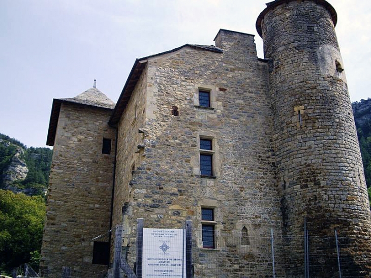 Le château en rénovation - Saint-Saturnin