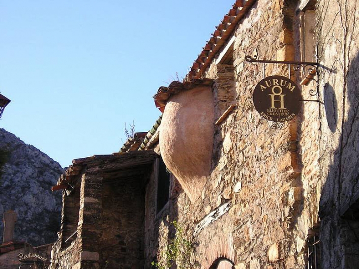 Four à pain en façade d'une maison - Castelnou