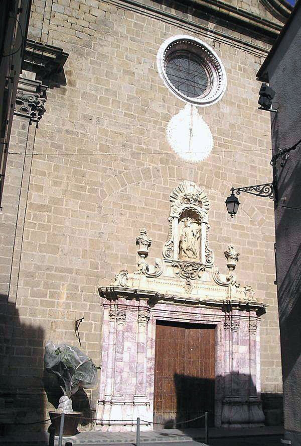 La façade baroque de l'église - Ille-sur-Têt