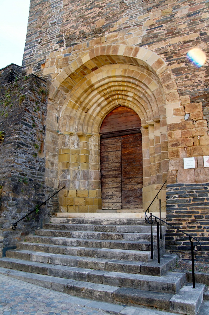 Le portail de la façade occidentale de l'église saint Jean-Baptiste. - Allassac