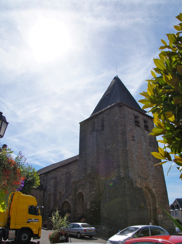 Le clocher de l'église Saint Jean-Baptiste. - Allassac