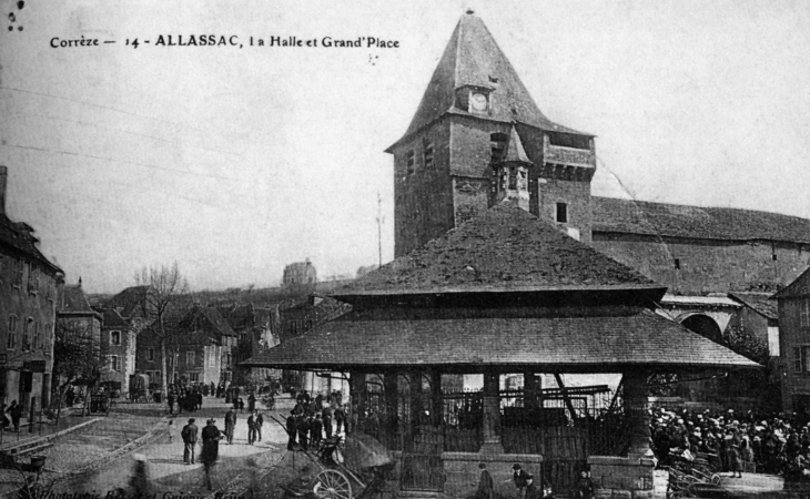 La Halle et la Grand'Place, vers 1910 (carte postale ancienne). - Allassac