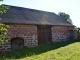 Grange ancienne avec puits au village de Brochat.