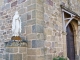Statue de la Vierge contre la façade de la chapelle Saint-Nisolas de Tolentine au village de Brochat.