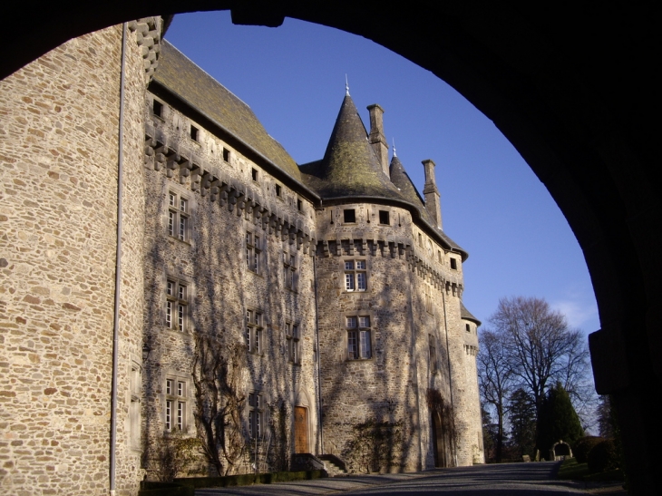 Le château. - Arnac-Pompadour