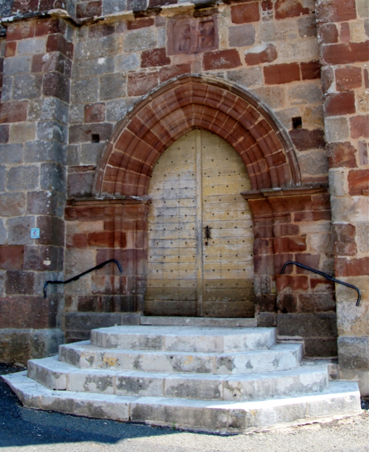 Le portail de l'église Saint-Eutrope. - Beyssac