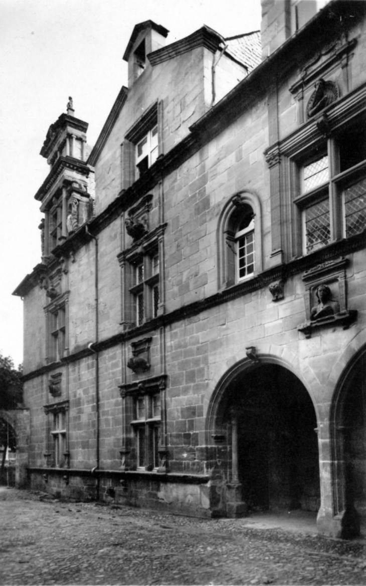 L'Hôtel de Labenche, XVIe siècle, vers 1920 (carte postale ancienne). - Brive-la-Gaillarde