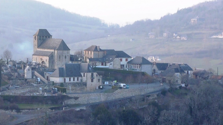 Vue sur le village de Chasteaux