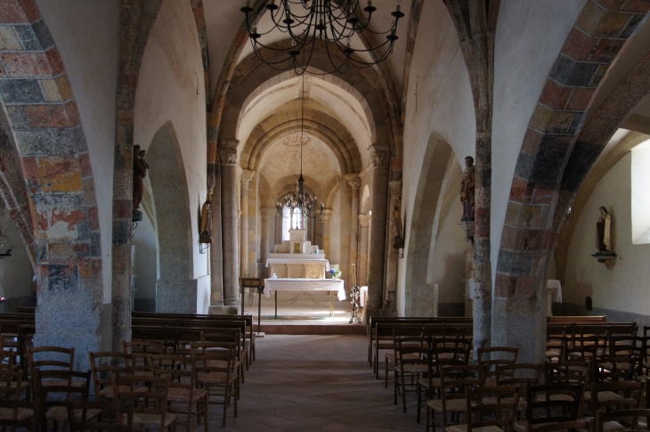 Eglise Saint-Julien-de-Brioude : la nef vers le choeur. - Concèze