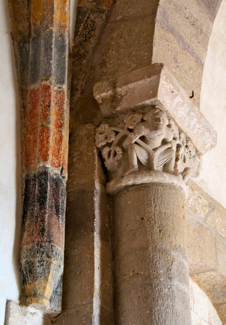 Chapiteau sur colonne. Eglise Saint-Julien-de Brioude. - Concèze