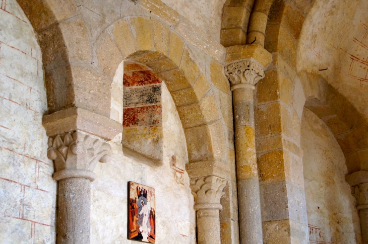 Chapiteaux sur colonnes. Eglise Saint-Julien-de-Brioude. - Concèze