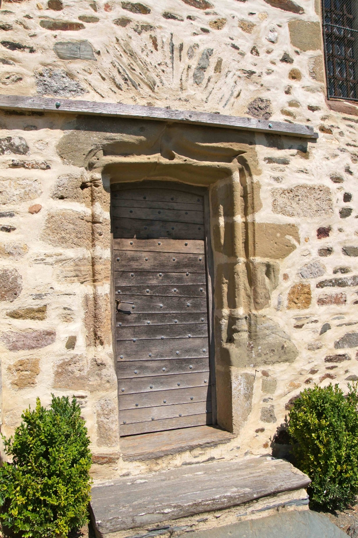 Petite porte de la façade latérale sud. Eglise Saint-Julien-de-Brioude. - Concèze