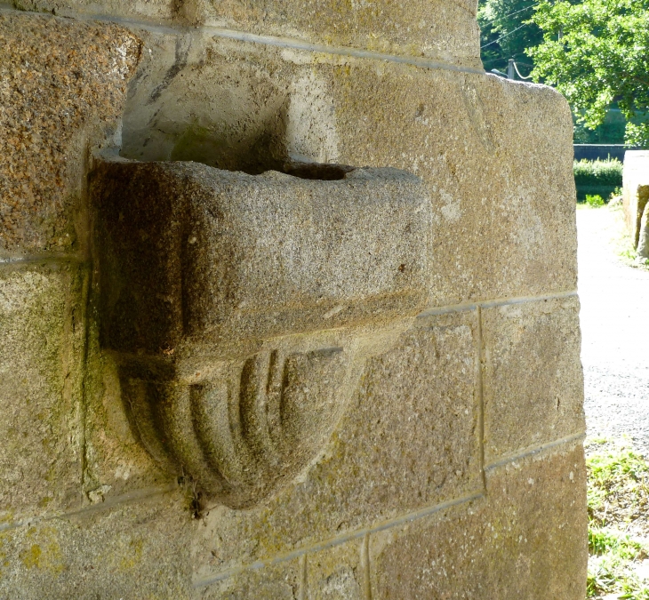 Bénitier en granit, sculpté. Chapelle Notre Dame du pont du salut. - Corrèze