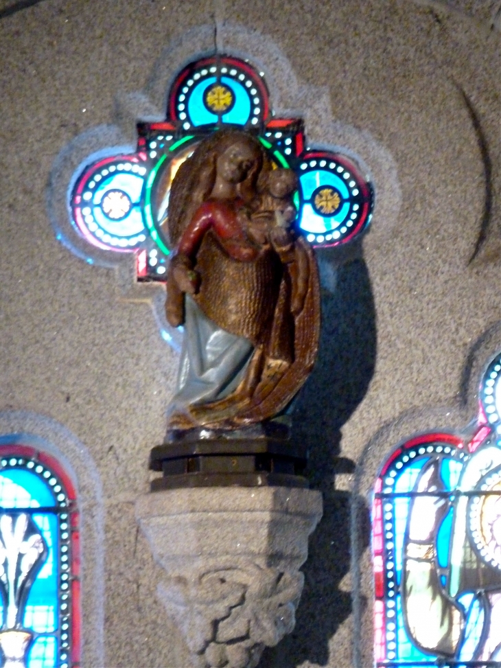 Statue de la Vierge à l'enfant. Chapelle Notre Dame du Pont du Salut. - Corrèze