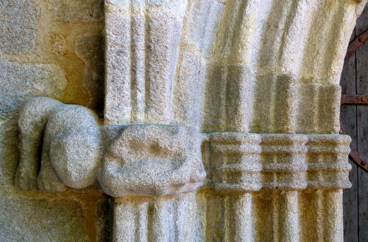 Chapiteaux sculptés du portail. Eglise sainte Anne. - Meyrignac-l'Église