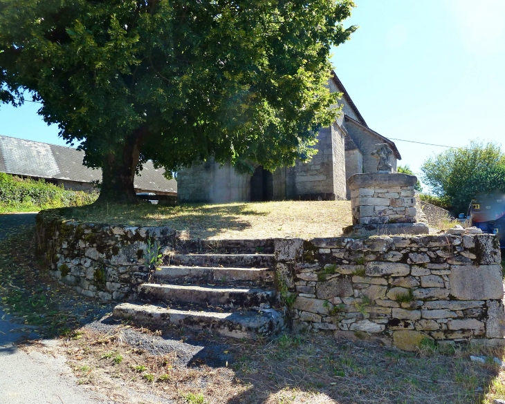 L'entrée de l'église Sainte Anne. - Meyrignac-l'Église