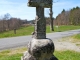 Croix du Bélier : une croix maltée est scultée en réserve sur le fût du côté de la Vierge : c'est le souvenir de l'influence des Templiers, fondateurs de la commanderie de Comps, rattachée à Féniers en 1308..