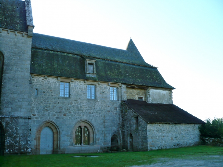 Le presbytère du Prieuré-saint-michel-des-anges-d-origine-xiie-siecle-reconstruit-aux-xve-et-xviie-siecles - Saint-Angel