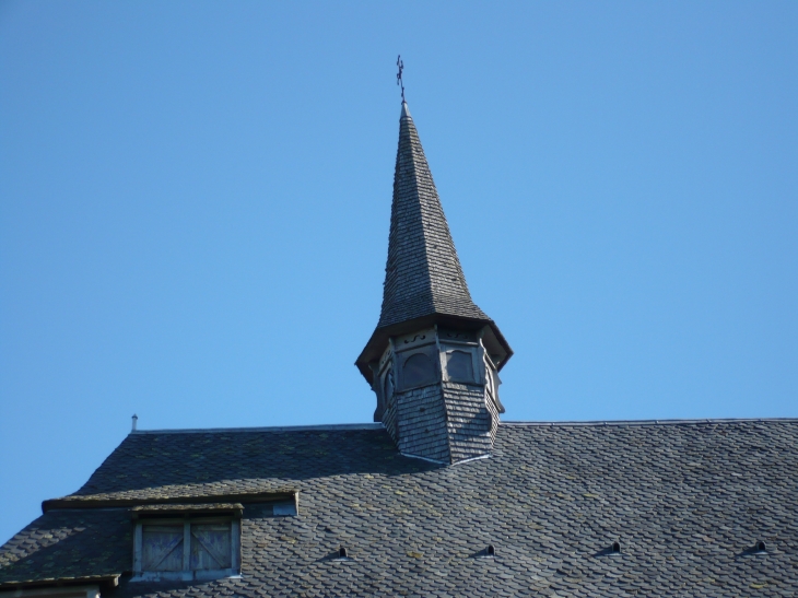 Le clocheton de l'église fortifiée - Saint-Angel
