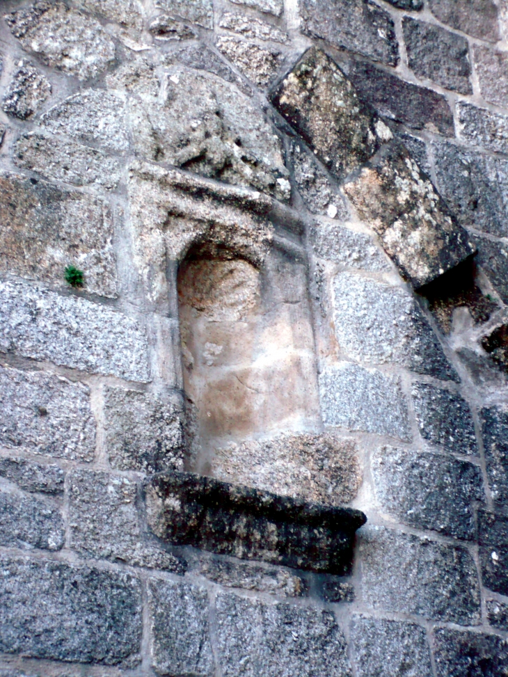 Petite niche, vide, au dessus du portail de l'église fortifiée. - Saint-Angel
