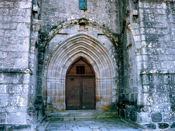 Portail de l'église fortifiée. - Saint-Angel