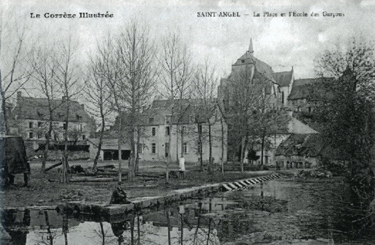 Vers 1912, la place et l'école des garçons (carte postale ancienne). - Saint-Angel