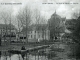 Vers 1912, la place et l'école des garçons (carte postale ancienne).