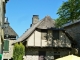 Maison du village avec toit en chaume.