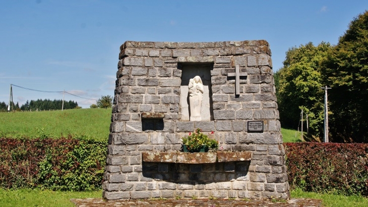 Monument - Saint-Bonnet-Elvert