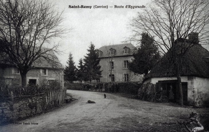 Route d'Eygurande, vers 1914 (carte postale ancienne). - Saint-Rémy