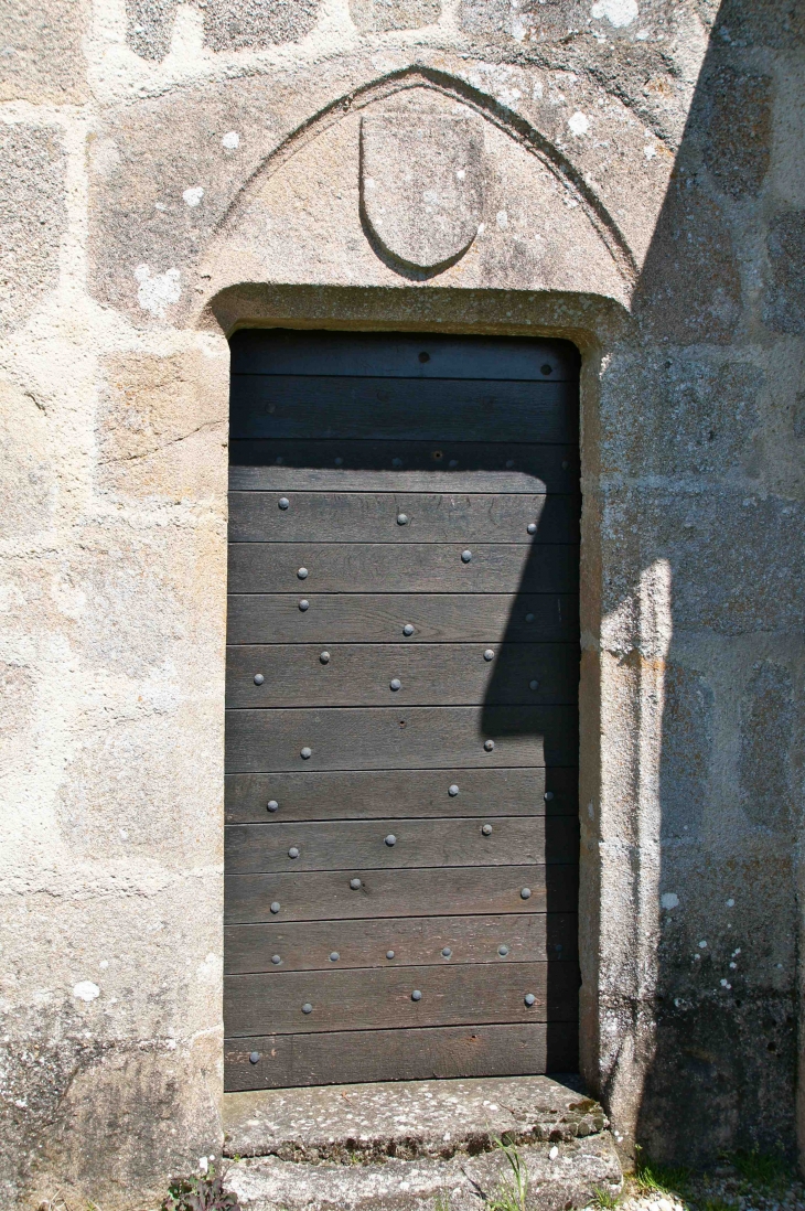 Porte façade latérale sud de l'église. - Saint-Rémy