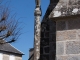Croix en granit près de l'église.