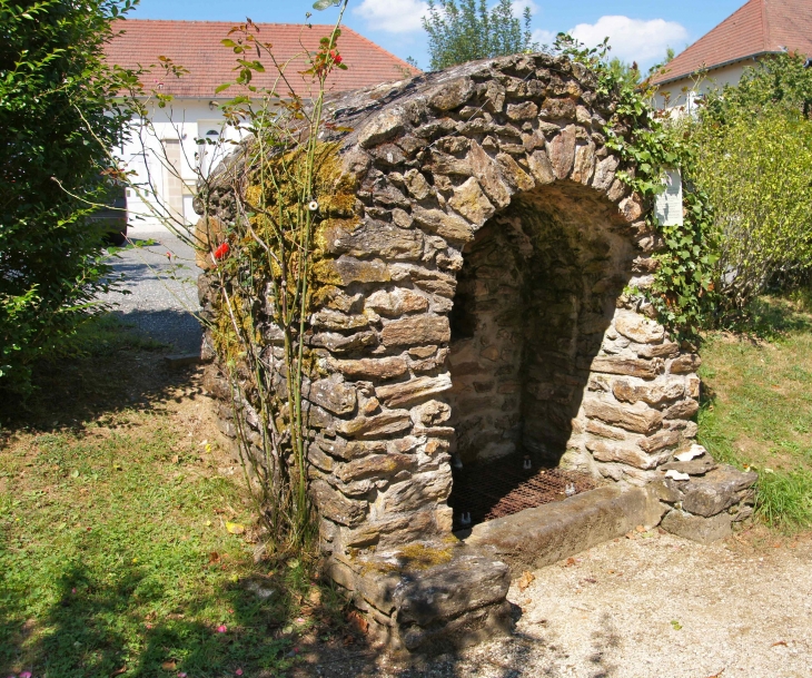 Fontaine Sainte Radegonde. - Saint-Sornin-Lavolps