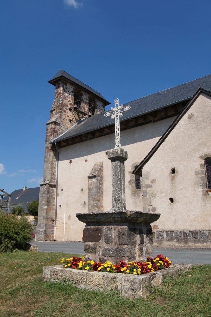 L'église Saint Saturnin et sa croix. - Saint-Sornin-Lavolps