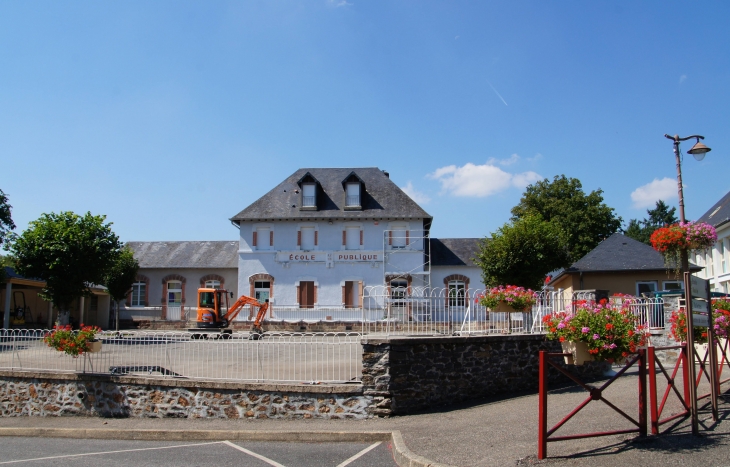 La Mairie et l'école publique. - Saint-Sornin-Lavolps