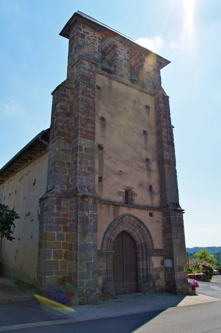 Façade occidentale de l'église Saint-Saturnin. - Saint-Sornin-Lavolps