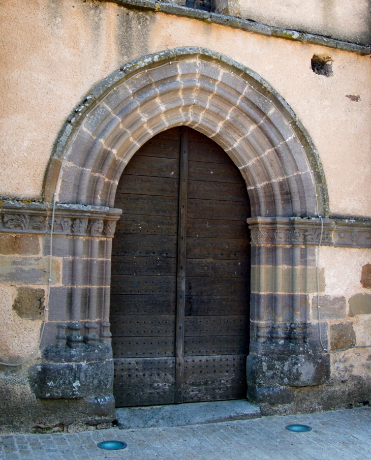 Le portail de l'église Saint-Saturnin. - Saint-Sornin-Lavolps