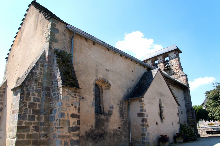 Façade latérale nord de l'église Saint-saturnin. - Saint-Sornin-Lavolps