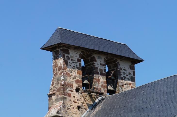Le clocher de l'église saint-Saturnin. Une cloche de la fin du XVIe siècle. - Saint-Sornin-Lavolps