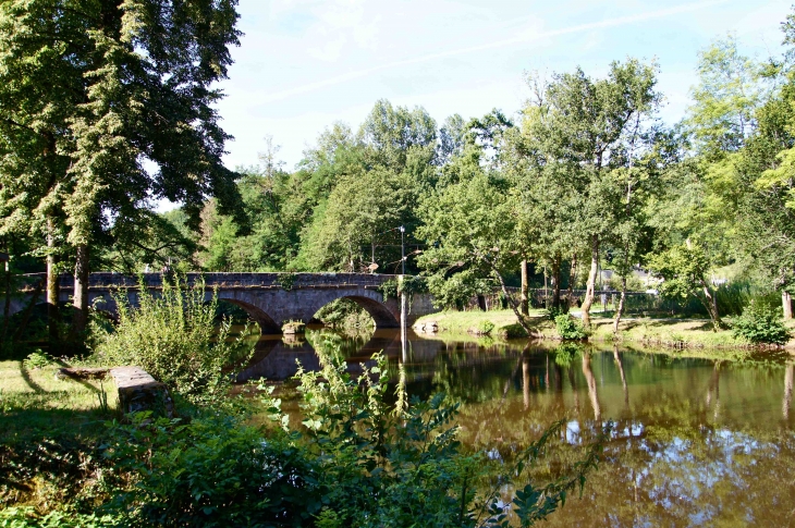 Le pont du XIXe siècle, sur la Vézère. - Saint-Viance