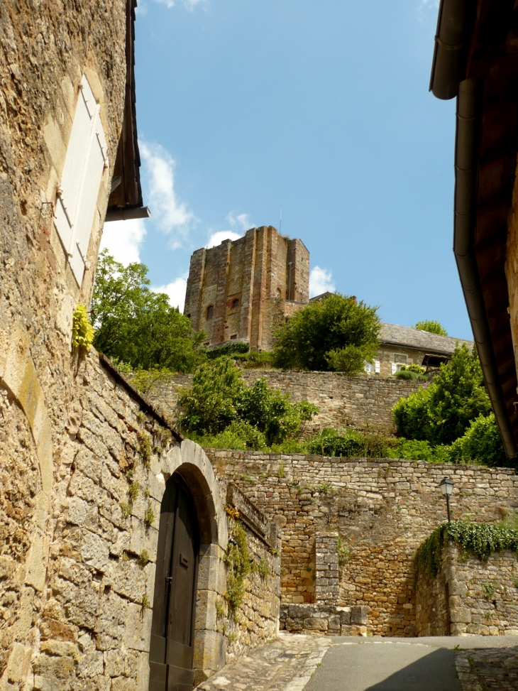 Vue sur le donjon du château - Turenne