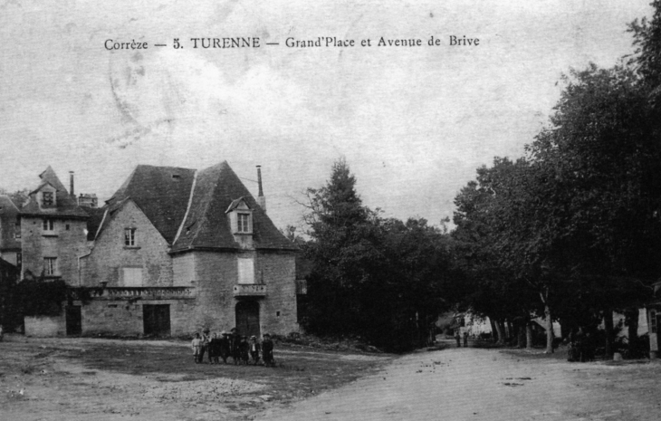 Grand'place et avenue de Brive, vers 1912 (carte postale ancienne). - Turenne
