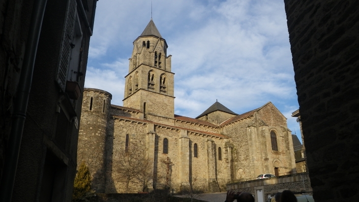L'ancienne abbatiale St Pierre 12ème. - Uzerche