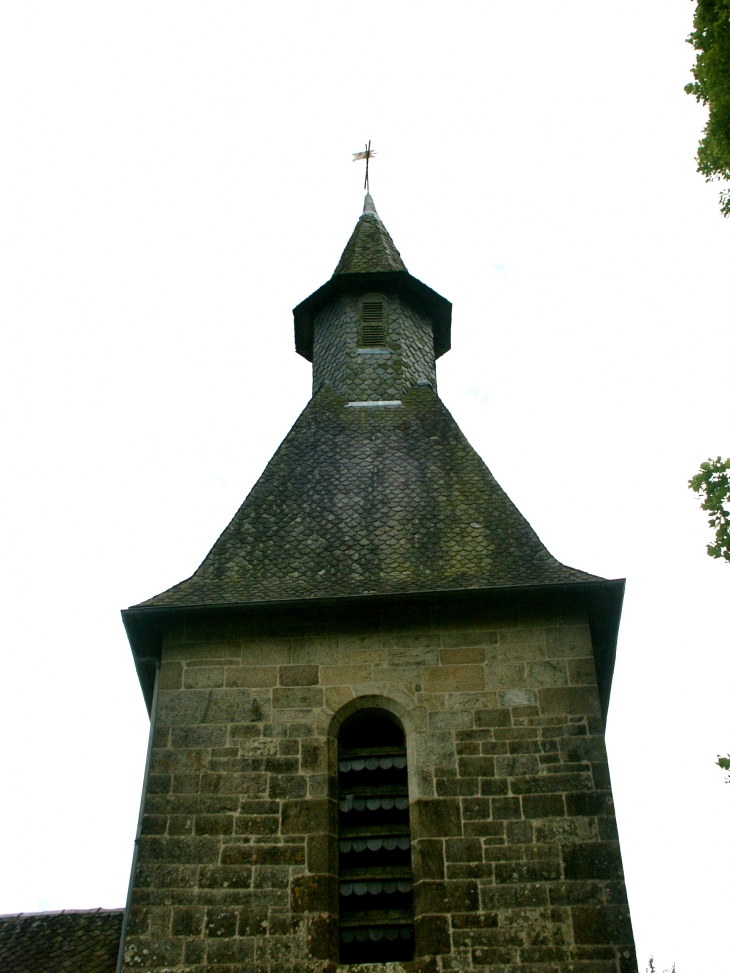 Le clocher de l'église Saint-Martin, à tour carrée, surmonte le porche d'entrée et abrite trois cloches anciennes. - Vitrac-sur-Montane