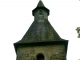 Le clocher de l'église Saint-Martin, à tour carrée, surmonte le porche d'entrée et abrite trois cloches anciennes.