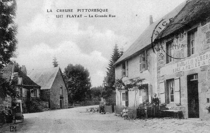 Vers 1907 - La Grande Rue (carte postale ancienne). - Flayat