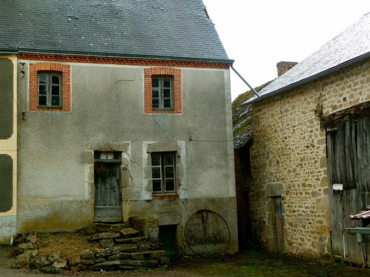Une ancienne maison du village - Jouillat